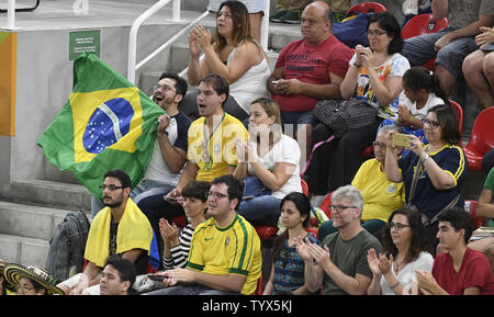 Die brasilianischen Fans jubeln ihren Men's Gymnastics Team, wie es in der Qualifikation für die Olympischen Sommerspiele 2016 in Rio de Janeiro Rio de Janeiro, Brasilien, am 6. August 2016. Foto von Mike Theiler/UPI Stockfoto