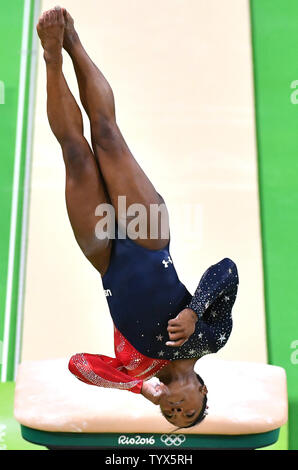 American gymnast Simone Biles konkurriert in der Vault Qualifikationen im Rio olympische Sommerspiele 2016 in Rio de Janeiro, Brasilien, am 6. August 2016. Foto von Kevin Dietsch/UPI Stockfoto