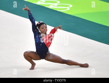 American gymnast Simone Biles konkurriert in den Boden routine Qualifikationen im Rio olympische Sommerspiele 2016 in Rio de Janeiro, Brasilien, am 6. August 2016. Foto von Kevin Dietsch/UPI Stockfoto