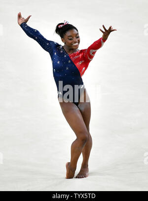 American gymnast Simone Biles konkurriert in den Boden routine Qualifikationen im Rio olympische Sommerspiele 2016 in Rio de Janeiro, Brasilien, am 6. August 2016. Foto von Kevin Dietsch/UPI Stockfoto