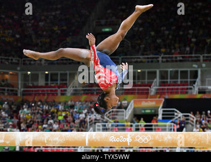 American gymnast Simone Biles konkurriert auf dem Schwebebalken Qualifikationen im Rio olympische Sommerspiele 2016 in Rio de Janeiro, Brasilien, am 6. August 2016. Foto von Kevin Dietsch/UPI Stockfoto