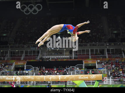 Russische turnerin Angelina Melnikowa ist in der Luft, wie sie in den Strahl in künstlerische Gymnastik Qualifikationen der Frauen des Rio olympische Sommerspiele 2016 in Rio de Janeiro, Brasilien, am 7. August 2016 konkurriert. China, Russland und den Vereinigten Staaten wird erwartet, dass sie für die Goldmedaille zu kämpfen. Foto von Mike Theiler/UPI Stockfoto