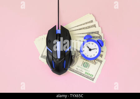 Computer Maus und kleine violett Wecker auf viele Dollarscheine. Bezahlung pro Klicken und autoclicker Konzept. Das Ergebnis im Internet. Flach Top View Stockfoto