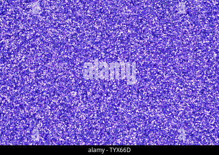 Violett dekorative Paillettenverzierung. Hintergrundbild mit glänzenden bokeh Lichter von kleinen Elemente, die Licht reflektieren Stockfoto