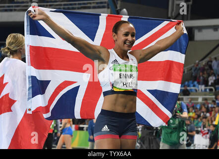 Jessica Ennis-Hill Großbritannien feiert nach dem Gewinn einer Silbermedaille im Siebenkampf der Frauen bei den Olympischen Stadion am Rio olympische Sommerspiele 2016 in Rio de Janeiro, Brasilien, am 13. August 2016. Foto von Terry Schmitt/UPI Stockfoto