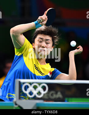 Singapurs Feng Tianwei liefert den Ball zu Australiens Liu Jia während ihrer Tischtennis Match am Rio olympische Sommerspiele 2016 in Rio de Janeiro, Brasilien, August 8, 2016. Foto von Kevin Dietsch/UPI Stockfoto