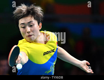 Singapurs Feng Tianwei liefert den Ball zu Australiens Liu Jia während ihrer Tischtennis Match am Rio olympische Sommerspiele 2016 in Rio de Janeiro, Brasilien, August 8, 2016. Foto von Kevin Dietsch/UPI Stockfoto