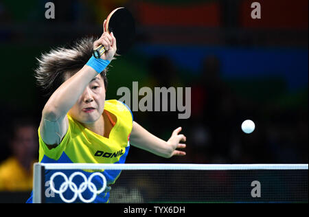 Singapurs Feng Tianwei liefert den Ball zu Australiens Liu Jia während ihrer Tischtennis Match am Rio olympische Sommerspiele 2016 in Rio de Janeiro, Brasilien, August 8, 2016. Foto von Kevin Dietsch/UPI Stockfoto