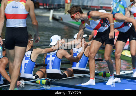 Die deutschen Ruderer herzlichen Glückwunsch der griechischen Nationalmannschaft, nachdem Sie qualifizieren für die Endrunde im Leichtgewicht der Männer coxless Vier Halbfinale Hitze während der Olympischen Sommerspiele 2016 in Rio de Janeiro, Brasilien, August 9, 2016. Griechenland wurde Dritter hinter der Schweiz und Dänemark. Foto von Richard Ellis/UPI Stockfoto