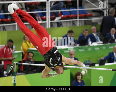 Deutsche turnerin Andreas Bretscheider verliert seinen Griff auf der horizontalen Leiste während seiner Routine in der Männer Turnen Einzel-mehrkampf Finale der Olympischen Sommerspiele 2016 in Rio de Janeiro Rio de Janeiro, Brasilien, 10. August 2016. Japans Kohei Uchimura gewann die Goldmedaille, die Kanten der Ukraine Oleg Verniaiev, wer gewann die Silbermedaille und Großbritanniens Max Whitlock die Bronze gewann. Foto von Mike Theiler/UPI Stockfoto