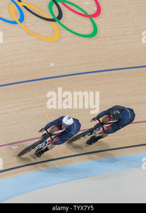 Ein Radfahrer aus Großbritannien führt Neuseeland auf der Zielgeraden in der Männer Team Sprint Finale am Rio Olympic Velodrome während der Olympischen Sommerspiele 2016 in Rio de Janeiro, Brasilien, am 11. August 2016. Großbritannien gewann mit einer Zeit von 42.440 einen neuen olympischen Rekord. Foto von Richard Ellis/UPI Stockfoto