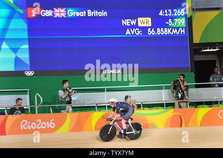 Ein Mitglied der Großbritannien Frauen Cycling Team übergibt das Score Board, das einen neuen Weltrekord während die Frauen streben Qualifikationsrunde am Rio Olympic Velodrome während der Olympischen Sommerspiele 2016 in Rio de Janeiro, Brasilien, am 11. August 2016. Großbritannien qualifizierte sich für die Endrunde und einen neuen Weltrekord von 4:13.260. Foto von Richard Ellis/UPI Stockfoto