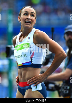 Jessica Ennis-Hill Großbritannien blickt in die Menge nach konkurrieren in der Frauen Heptahlong 100 m Hürden bei den Olympischen Spielen 2016 in Rio de Janeiro Rio de Janeiro, Brasilien, 12. August 2016. Foto von Kevin Dietsch/UPI Stockfoto