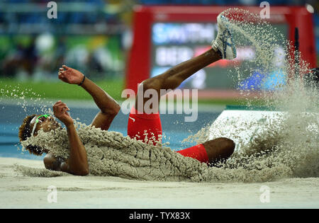 Tyrone Smith von Bermuda konkurriert in der langen Wartezeit springen, die an den Olympischen Spielen 2016 in Rio de Janeiro Rio de Janeiro, Brasilien, 12. August 2016. Foto von Kevin Dietsch/UPI Stockfoto