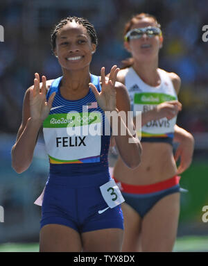 Die USA Allyson Felix feiert kommenden in zuerst in ihrer Wärme für 400 m der Frauen in das Olympische Stadion am Rio olympische Sommerspiele 2016 in Rio de Janeiro, Brasilien, 13. August 2016. Foto von Terry Schmitt/UPI Stockfoto