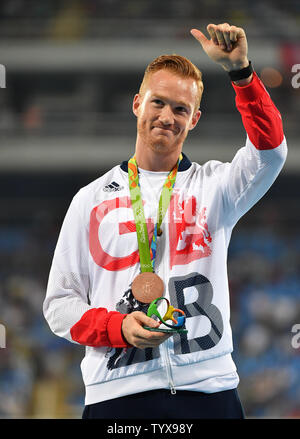 Greg Rutherford (GBR) reagiert, nachdem seine MenÕs Weitsprung Bronze im Olympiastadion am Rio olympische Sommerspiele 2016 in Rio de Janeiro, Brasilien, am 13. August 2016. Foto von Kevin Dietsch/UPI Stockfoto