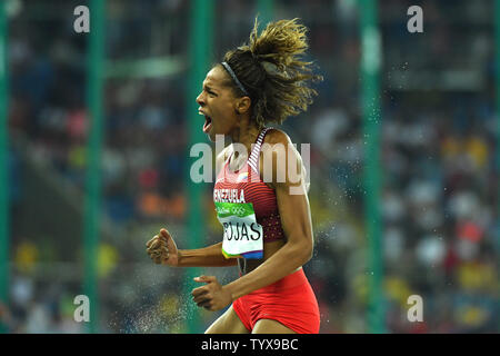 Yulimar Rojas von Venezuela konkurriert in der Frauen Dreisprung bei den Olympischen Sommerspielen 2016 in Rio de Janeiro Rio de Janeiro, Brasilien, 13. August 2016. Rojas ging auf Silber zu gewinnen. Foto von Kevin Dietsch/UPI Stockfoto