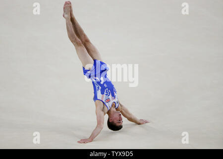 Großbritanniens Max Whitlock konkurriert in den Männern Fußbodenübung Finale in den Rio Olympische Arena am Rio olympische Sommerspiele 2016 in Rio de Janeiro, Brasilien, am 14. August 2016. Whitlock, nahm das Gold mit einer Punktzahl von 15.633. Foto von Matthew Healey/UPI Stockfoto