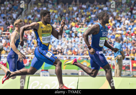 Justin Gatlin der Vereinigten Staaten zieht vor Ramon Gittens von Barbados während der Männer 200 m Runde 1 Hitze 5 im Olympiastadion am Rio olympische Sommerspiele 2016 in Rio de Janeiro, Brasilien, am 16. August 2016. Gatlin gewann die Hitze mit einer Zeit von 20,42. Foto von Richard Ellis/UPI Stockfoto