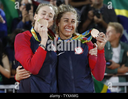 Kerri Walsh Jennings und April Ross der Vereinigten Staaten feiern nach dem Gewinn der Bronzemedaille bei den Beachvolleyball Arena am Rio olympische Sommerspiele 2016 in Rio de Janeiro, Brasilien, am 17. August 2016. Foto von Matthew Healey/UPI Stockfoto