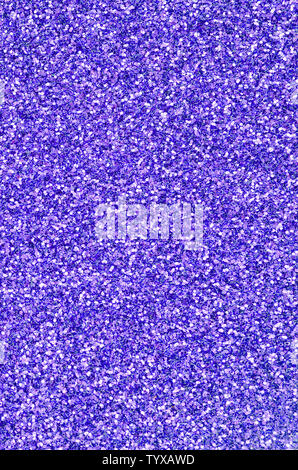 Violett dekorative Paillettenverzierung. Hintergrundbild mit glänzenden bokeh Lichter von kleinen Elemente, die Licht reflektieren Stockfoto