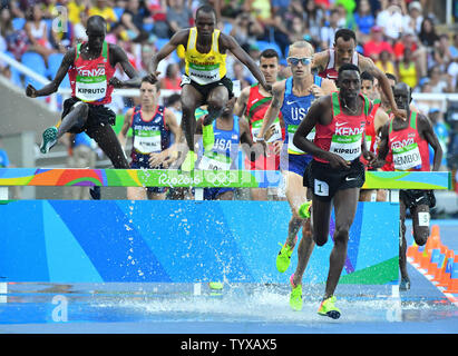 Conseslus Kipruto von Kenia (R) läuft neben Evan Jager (L) der Vereinigten Staaten bei den Herren 3.000 m Hindernislauf Finale bei den Olympischen Spielen 2016 in Rio de Janeiro Rio de Janeiro, Brasilien, 17. August 2016. Kipruto gewann mit einem olympischen Rekord von 8:03.28 Während Jager hinter ihm fertig mit 8:04.28. Foto von Kevin Dietsch/UPI Stockfoto