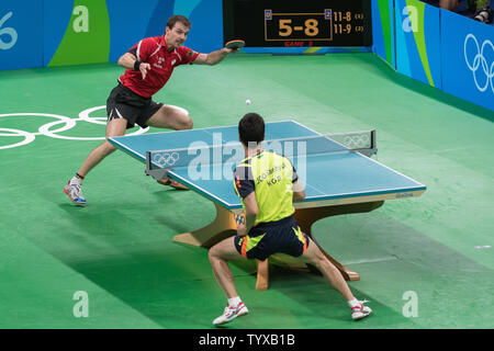 Timo Boll in Deutschland in Aktion gegen Saehyuk Joo Südkoreas in die Herren Tischtennis Kampf um Bronze in Riocentro Pavillon 3 am Rio olympische Sommerspiele 2016 in Rio de Janeiro, Brasilien, am 17. August 2016. Deutschland gewann die Bronzemedaille 3-1 Sieg über Südkorea. Foto von Richard Ellis/UPI Stockfoto