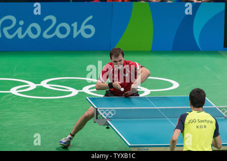 Timo Boll in Deutschland in Aktion gegen Saehyuk Joo Südkoreas in die Herren Tischtennis Kampf um Bronze in Riocentro Pavillon 3 am Rio olympische Sommerspiele 2016 in Rio de Janeiro, Brasilien, am 17. August 2016. Deutschland gewann die Bronzemedaille 3-1 Sieg über Südkorea. Foto von Richard Ellis/UPI Stockfoto