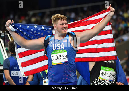 Ryan Crouser der Vereinigten Staaten feiert mit der amerikanischen Flagge nach dem gewinnen Gold und einen neuen olympischen Rekord von 22.52 nach den Herren schoß Finale bei den Olympischen Stadion am Rio olympische Sommerspiele 2016 in Rio de Janeiro, Brasilien, am 18. August 2016. Foto von Kevin Dietsch/UPI Stockfoto