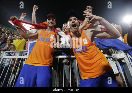 Alexander Brouwer und Robert Meeuwsen der Niederlande feiern gewinnen die Herren Beachvolleyball Kampf um Bronze gegen Viacheslav Krasilnikov und Konstantin Semenov Russlands am Strand Volleyball Arena am Rio olympische Sommerspiele 2016 in Rio de Janeiro, Brasilien, am 18. August 2016. Foto von Matthew HealeyUPI Stockfoto