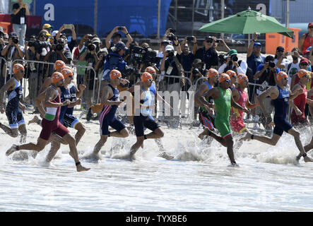 Athlet des Wassers getroffen, als Sie beginnen, den Schwimmen Teil des Triathlon am Fort Copacabana in Rio olympische Sommerspiele 2016 in Rio de Janeiro, Brasilien, 18. August 2016. Großbritanniens Brüder Alistair Brownlee gewann die Goldmedaille, Jonathan Brownlee gewann das Silber und Südafrikas Henri Schoeman die Bronze gewann. Foto von Mike Theiler/UPI Stockfoto