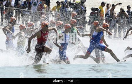 Athlet des Wassers getroffen, als Sie beginnen, den Schwimmen Teil des Triathlon am Fort Copacabana in Rio olympische Sommerspiele 2016 in Rio de Janeiro, Brasilien, 18. August 2016. Großbritanniens Brüder Alistair Brownlee gewann die Goldmedaille, Jonathan Brownlee gewann das Silber und Südafrikas Henri Schoeman die Bronze gewann. Foto von Mike Theiler/UPI Stockfoto