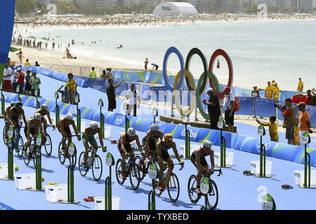 Der Athlet im Radfahren Teil des Triathlon am Fort Copacabana in Rio olympische Sommerspiele 2016 in Rio de Janeiro, Brasilien, 18. August 2016 zu konkurrieren. Großbritanniens Brüder Alistair Brownlee gewann die Goldmedaille, Jonathan Brownlee gewann das Silber und Südafrikas Henri Schoeman die Bronze gewann. Foto von Mike Theiler/UPI Stockfoto