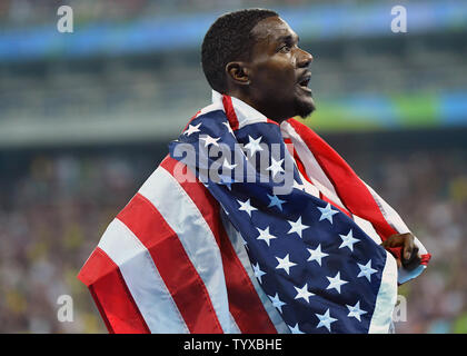 Justin Gatlin der Vereinigten Staaten geht auf die Spur mit der amerikanischen Flagge nach der Damen 4x100 m Staffel finale im Olympiastadion am Rio olympische Sommerspiele 2016 in Rio de Janeiro, Brasilien, am 19. August 2016. Team USA wurde von den Herren 4x100 m für eine Baton Verletzung ausgeschlossen und verwirkt die Bronzemedaille. Foto von Kevin Dietsch/UPI Stockfoto