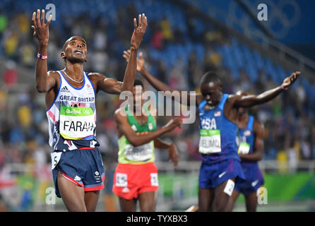 Mohamed Farah von Großbritannien reagiert nach dem Gewinn der Goldmedaille in der Männer 5000 m-Finale bei den Olympischen Stadion am Rio olympische Sommerspiele 2016 in Rio de Janeiro, Brasilien, am 20. August 2016. Foto von Kevin Dietsch/UPI Stockfoto