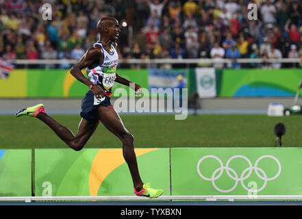 Mohamed Farah von Großbritannien reagiert, nachdem er die Goldmedaille bei den Herren 5000 m-Finale bei den Olympischen Stadion gewinnt bei den Olympischen Sommerspielen 2016 in Rio de Janeiro Rio de Janeiro, Brasilien, am 20. August 2016. Foto von Richard Ellis/UPI Stockfoto