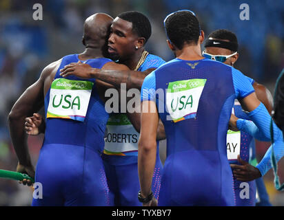 Gil Roberts,, Lashawn Merritt, Tony McQuay und Arman Halle der Vereinigten Staaten feiern nach dem Gewinn der Goldmedaille in der Männer 4 x 400 m Relais im Olympischen Stadion am Rio olympische Sommerspiele 2016 in Rio de Janeiro, Brasilien, am 20. August 2016. Foto von Kevin Dietsch/UPI Stockfoto