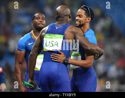 Gil Roberts,, Lashawn Merritt und Arman Halle der Vereinigten Staaten feiern nach dem Gewinn der Goldmedaille in der Männer 4 x 400 m Relais im Olympischen Stadion am Rio olympische Sommerspiele 2016 in Rio de Janeiro, Brasilien, am 20. August 2016. Foto von Kevin Dietsch/UPI Stockfoto