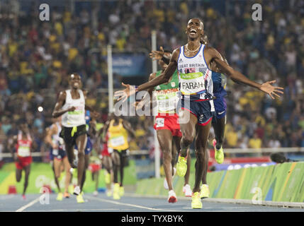 Mohamed Farah von Großbritannien reagiert nach dem Gewinn der Goldmedaille in der Männer 5000 m-Finale bei den Olympischen Stadion am Rio olympische Sommerspiele 2016 in Rio de Janeiro, Brasilien, am 20. August 2016. Foto von Kevin Dietsch/UPI Stockfoto