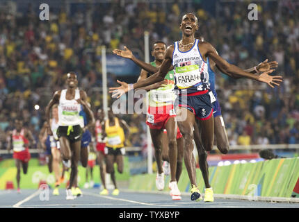 Mohamed Farah von Großbritannien reagiert nach dem Gewinn der Goldmedaille in der Männer 5000 m-Finale bei den Olympischen Stadion am Rio olympische Sommerspiele 2016 in Rio de Janeiro, Brasilien, am 20. August 2016. Foto von Kevin Dietsch/UPI Stockfoto
