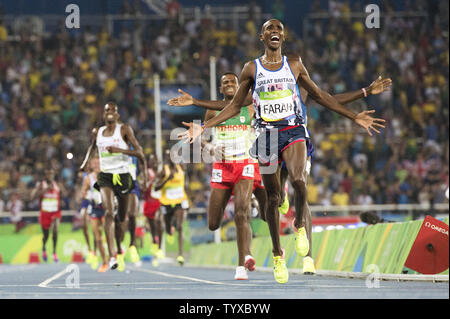 Mohamed Farah von Großbritannien reagiert nach dem Gewinn der Goldmedaille in der Männer 5000 m-Finale bei den Olympischen Stadion am Rio olympische Sommerspiele 2016 in Rio de Janeiro, Brasilien, am 20. August 2016. Foto von Kevin Dietsch/UPI Stockfoto