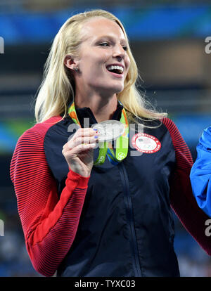 Silbermedaillengewinner Sandi Morris der Vereinigten Staaten steht auf dem Podium während der siegerehrung der Frauen Stabhochsprung bei den Olympischen Stadion am Rio olympische Sommerspiele 2016 in Rio de Janeiro, Brasilien, am 20. August 2016. Foto von Richard Ellis/UPI Stockfoto