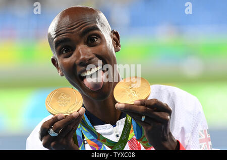 Mohamed Farah von Großbritannien reagiert, nachdem er die Goldmedaille bei den Herren 5000 m-Finale bei den Olympischen Stadion gewinnt bei den Olympischen Sommerspielen 2016 in Rio de Janeiro Rio de Janeiro, Brasilien, am 20. August 2016. Foto von Richard Ellis/UPI Stockfoto