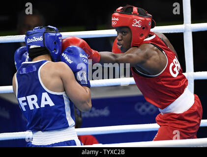 Großbritanniens Nicola Adams (R) in Aktion gegen Frankreich von Sarah Ourahmoune während Fliegengewicht Kampf der Frauen bei den Olympischen Spielen 2016 in Rio de Janeiro Rio de Janeiro, Brasilien, 20. August 2016. Adams besiegt Ourahmoune die Goldmedaille zu gewinnen. Foto von Mike Theiler/UPI Stockfoto