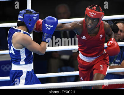 Großbritanniens Nicola Adams (R) in Aktion gegen Frankreich von Sarah Ourahmoune während Fliegengewicht Kampf der Frauen bei den Olympischen Spielen 2016 in Rio de Janeiro Rio de Janeiro, Brasilien, 20. August 2016. Adams besiegt Ourahmoune die Goldmedaille zu gewinnen. Foto von Mike Theiler/UPI Stockfoto