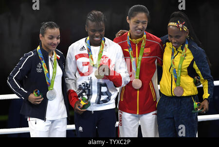 Medaillengewinner (L-R) Sarah Ourahmoune, (Silber), Großbritanniens Nicola Adams (Gold) und Bronzemedaille Gewinner Chinas Cancan Ren und Kolumbien Victoria Valencia ihre Medaillen für Fliegengewicht Kategorie der Frauen bei den Olympischen Spielen 2016 in Rio de Janeiro Rio de Janeiro, Brasilien, 20. August 2016. Foto von Mike Theiler/UPI Stockfoto