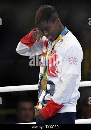 Großbritanniens Nicola Adams Tücher eine Träne, als sie in der britischen Nationalhymne nach Erhalt ihre Goldmedaille für den Sieg über Frankreich Sarah Ourahmoune im Fliegengewicht Kampf der Frauen bei den Olympischen Spielen 2016 in Rio de Janeiro Rio de Janeiro, Brasilien, August 20, 2016 hört. Ourahmoune gewann die Silbermedaille. Foto von Mike Theiler/UPI Stockfoto