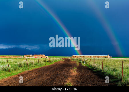 Double Rainbow von Zhaosu Prairie, Xinjiang Stockfoto