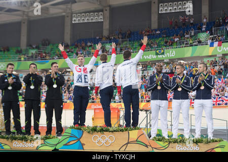 Mitglieder der Radwege der Männer Mannschaft von Großbritannien feiern auf dem Podium nach dem Gewinn der Goldmedaille in der Männer Team Sprint Finale am Rio Olympic Velodrome während der Olympischen Sommerspiele 2016 in Rio de Janeiro, Brasilien, am 11. August 2016. Neuseeland, Links, gewann die Silbermedaille und Frankreich die Bronze, rechts. Foto von Richard Ellis/UPI Stockfoto
