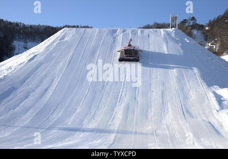 Ein pistenfahrzeug Laufwerke auf einen Sprung im Phoenix Snow Park als letzte Vorbereitungen für die Olympischen Winterspiele 2018 in Pyeongchang Pyeongchang, Südkorea, am 5. Februar 2018. Die olympische Eröffnungszeremonie wird am Freitag, den 9. Februar statt. Foto von Kevin Dietsch/UPI Stockfoto